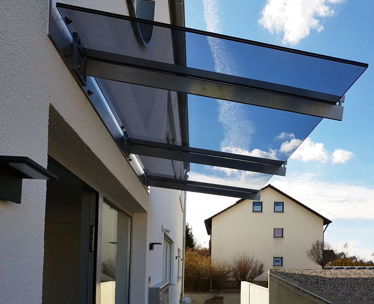 Glasvordach mit Schwertern und getöntem Glas, Glaserei Andreas Asam Augsburg