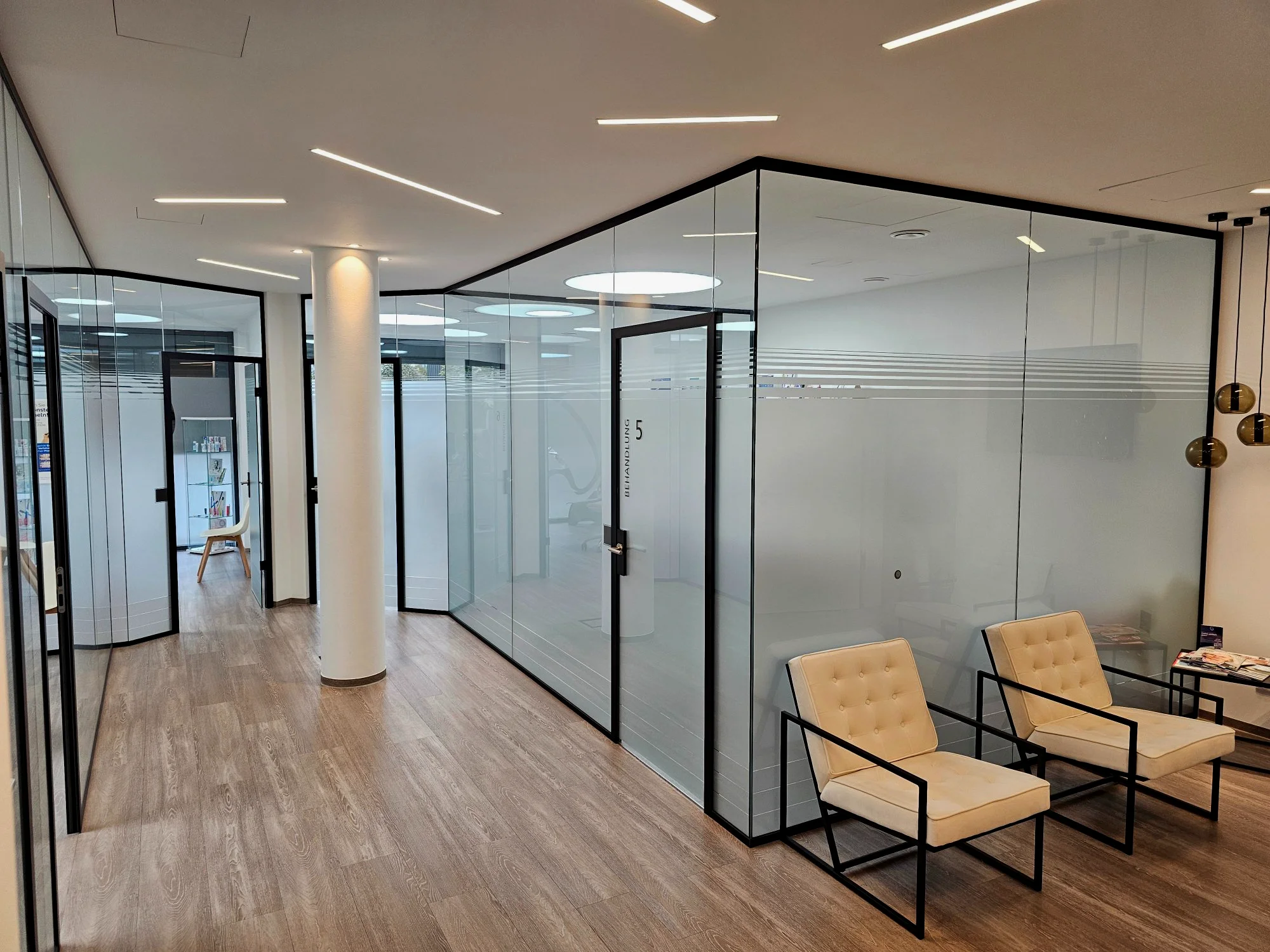 Glastrennwände Zahnarztpraxis — 80 m²