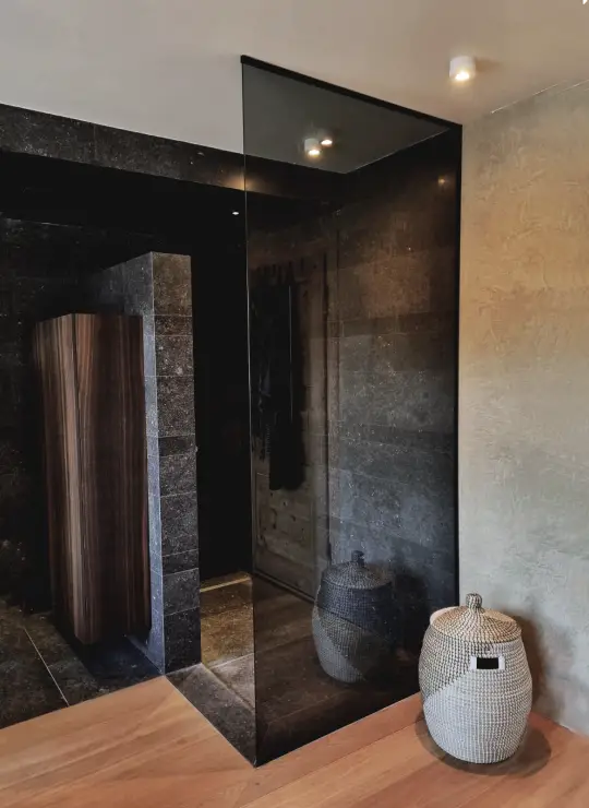 Walk-In Dusche schwarz - Glaserei Andreas Asam